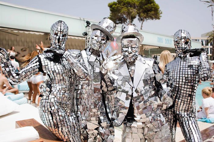 Stunning Mirror Alien Dancers in Dubai: