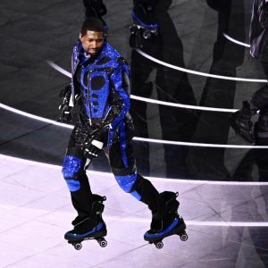 2b4b88-20240212-usher-performs-at-the-super-bowl-halftime-show-on-roller-skates-2000