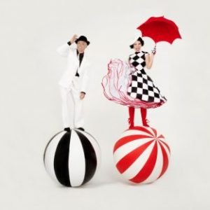 acrobats-on-giant-balls